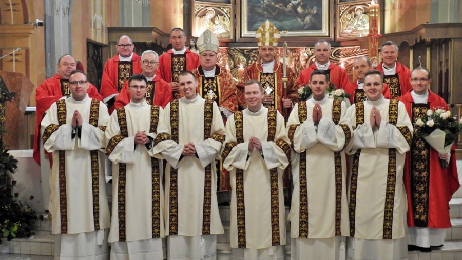 Nowi diakoni w w diecezji. Biskup namaścił młodych duchownych - foto