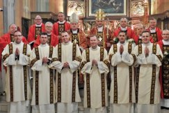 Nowi diakoni w w diecezji. Biskup namaścił młodych duchownych - foto
