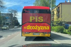 Radny oburzony kampanią. Kto zlecił wyklejenie autobusów hasłem „PiS = drożyzna”?