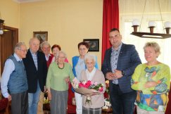 Rodowita bialanka 100-latką. Trzy razy dziennie jeździ na rowerze - foto