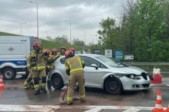 Groźne zdarzenie w pobliżu S52. Udzielono pomocy kobiecie w ciąży - foto