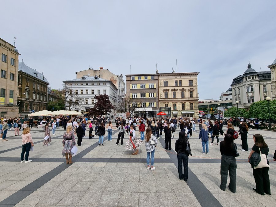 Nagle zaczęli tańczyć. Niezapowiedziana akcja na placu Chrobrego WIDEO