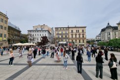 Nagle zaczęli tańczyć. Niezapowiedziana akcja na placu Chrobrego WIDEO