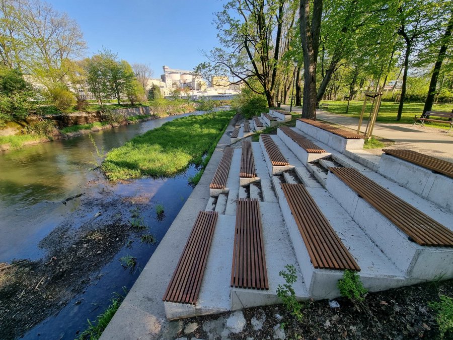 Patykiem po wodzie. O plaży i wejściu do rzeki można pomarzyć - foto