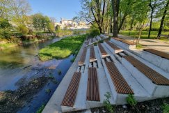 Patykiem po wodzie. O plaży i wejściu do rzeki można pomarzyć - foto