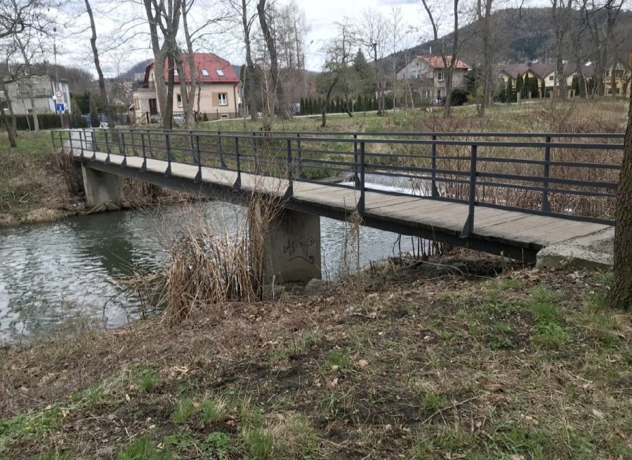 Dźwigiem załadują kładkę. Wróci za kilka tygodni na otwarcie nowego parku - foto
