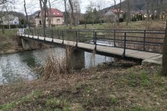 Dźwigiem załadują kładkę. Wróci za kilka tygodni na otwarcie nowego parku - foto