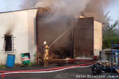 Spłonęła hala w Kozach. Kilkugodzinna akcja i znaczne straty po pożarze - film i foto