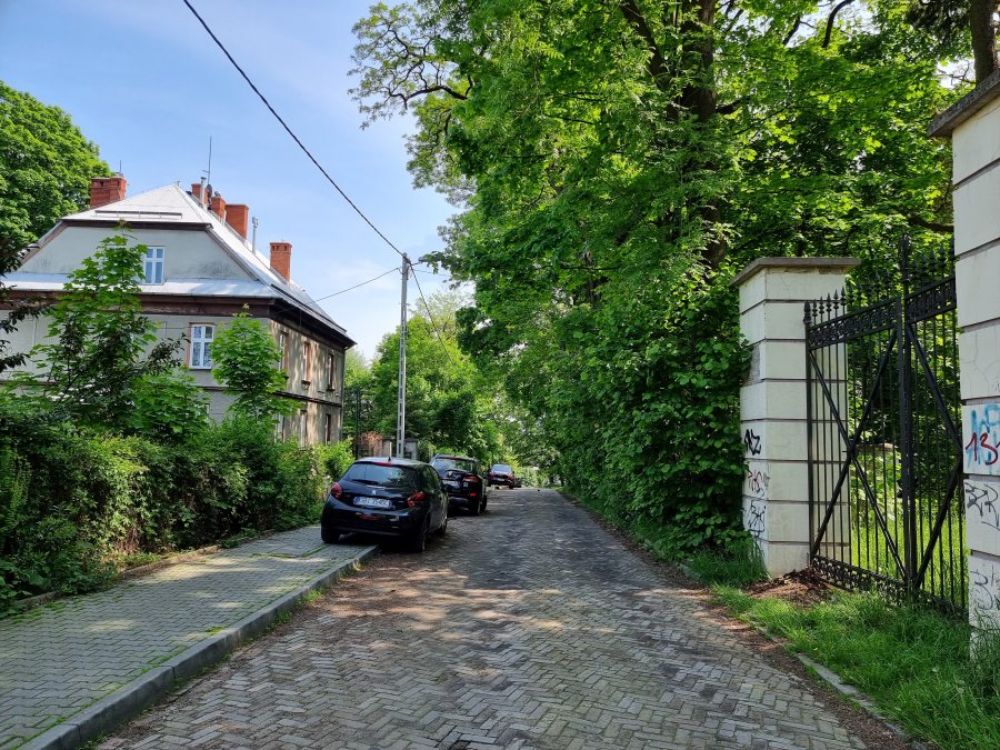 Zmiana organizacji ruchu na osiedlowej uliczce. Zbyt ciasno na dwa kierunki - foto