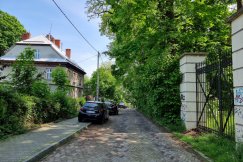 Zmiana organizacji ruchu na osiedlowej uliczce. Zbyt ciasno na dwa kierunki - foto