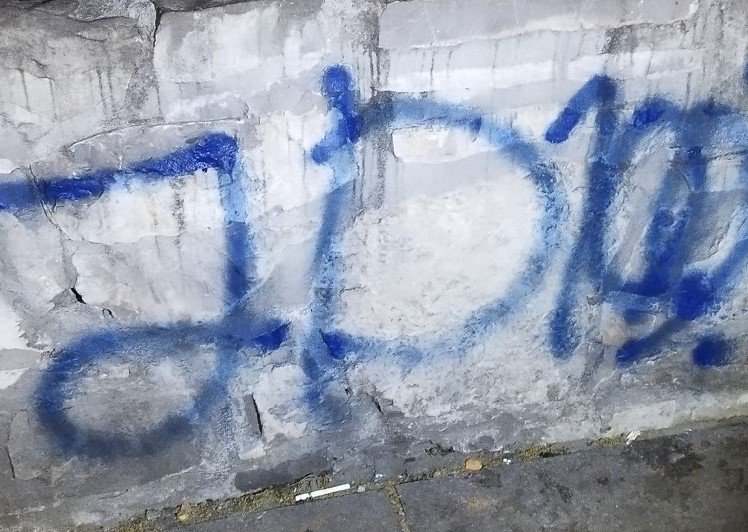 Ze sprayem w ręce dewastował mur zamkowy. Został złapany na gorącym uczynku - foto
