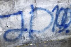 Ze sprayem w ręce dewastował mur zamkowy. Został złapany na gorącym uczynku - foto
