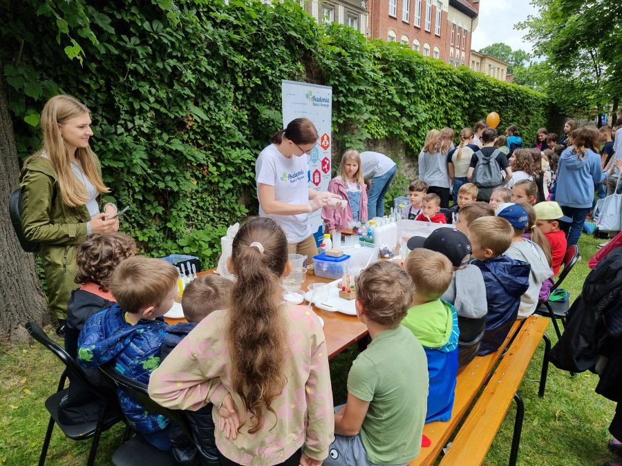 Tematyczny piknik na koniec roku szkolnego. Eksperymenty robiły furorę - foto
