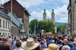 Największa procesja przeszła centrum miasta. Wiernym przewodził biskup - foto i film