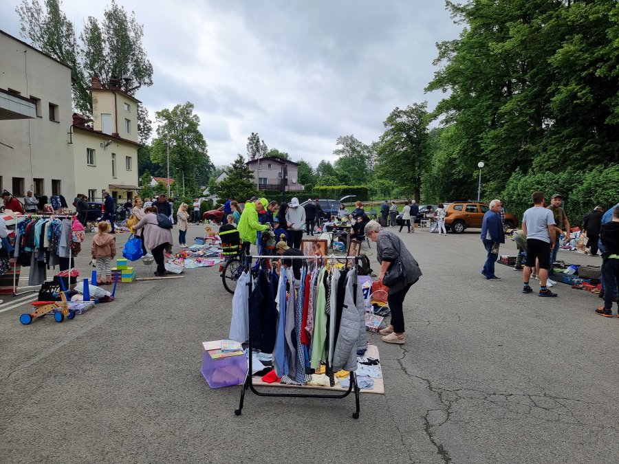 Mieszkańcy ruszyli na wyprzedaż garażową. Pchli targ potrwa do południa - foto