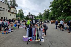 Mieszkańcy ruszyli na wyprzedaż garażową. Pchli targ potrwa do południa - foto