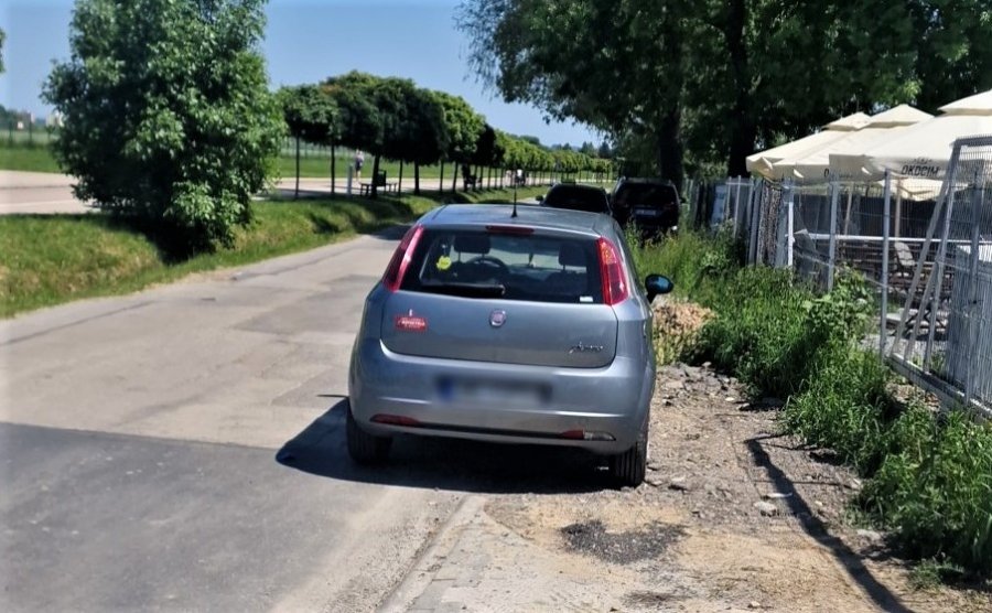 Apel o budowę prowizorycznego parkingu. Samochody utrudniają przejazd służbom - foto