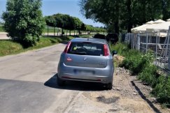 Apel o budowę prowizorycznego parkingu. Samochody utrudniają przejazd służbom - foto