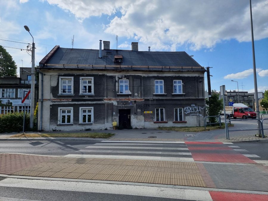 Pustostan z sześcioma mieszkaniami na sprzedaż. Remont byłby zbyt drogi - foto