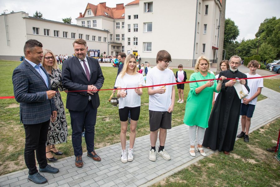 Z wielką pompą otworzyli kompleks. Wstęgę przecinały dzieci, senator i ksiądz - foto