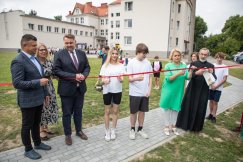 Z wielką pompą otworzyli kompleks. Wstęgę przecinały dzieci, senator i ksiądz - foto