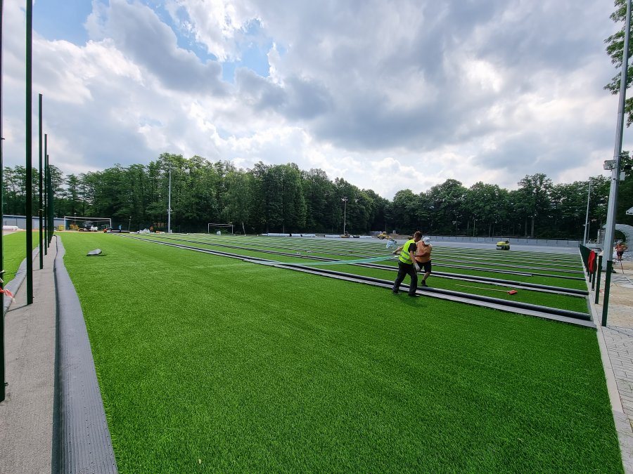 Dobiega końca inwestycja za ponad 7 mln zł. Montowane są krzesełka na trybunie ZDJĘCIA