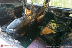 Pożar samochodu w Hałcnowie. Próbował ugasić ogień gaśnicami - foto