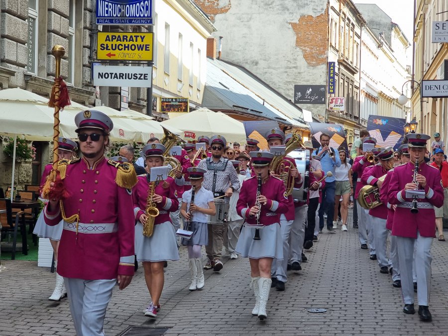 Głośna parada na ulicach miasta. Jubileuszowy festiwal przeszedł do historii ZDJĘCIA