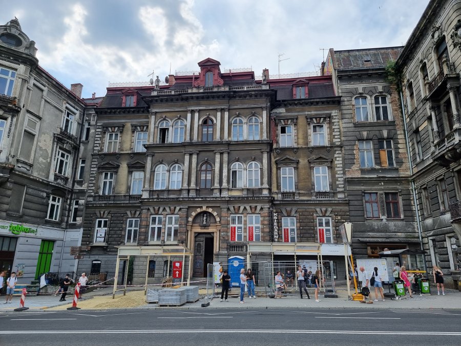 Peron prawie gotowy. Po trzech latach nie będzie wstydu w centrum miasta - foto