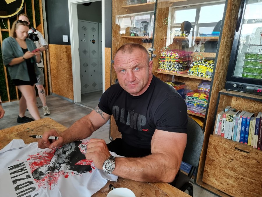 Gdy był nastolatkiem, brał 150 kg na klatę. Nic nie jest w stanie go złamać - foto