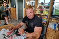 Gdy był nastolatkiem, brał 150 kg na klatę. Nic nie jest w stanie go złamać - foto