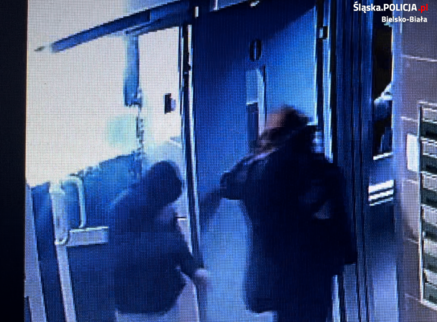 Chciały napić się wody, ukradły gotówkę. Policja publikuje zdjęcia z kamer - foto
