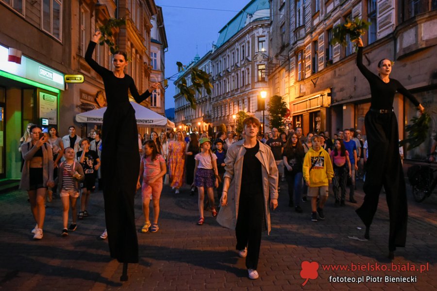 Uliczny spektakl o zmierzchu. Publiczność była zachwycona - foto