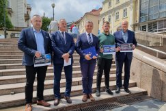 Poseł pyta o bezpieczeństwo Polski. Pytania zaniósł do biura PO - foto