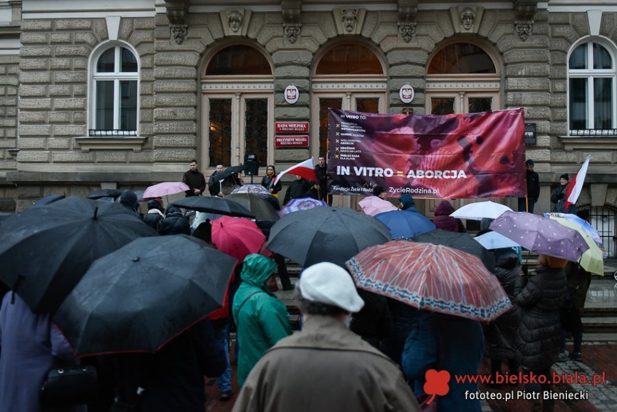 Różaniec „przeciwko propagandzie LGBT”. Będą modlić się w pobliżu trasy Marszu Równości