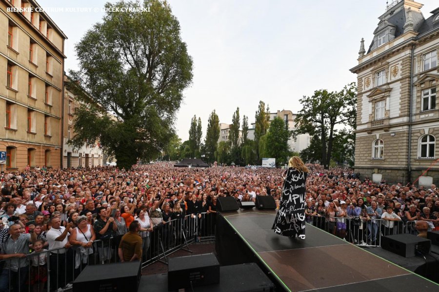 Tłum na koncercie divy polskiej sceny. Był to ostatni koncert w tym miejscu! - film
