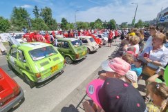 Przejechali z placu Ratuszowego pod Gemini. Helikopter dostarczył Malucha ZDJĘCIA