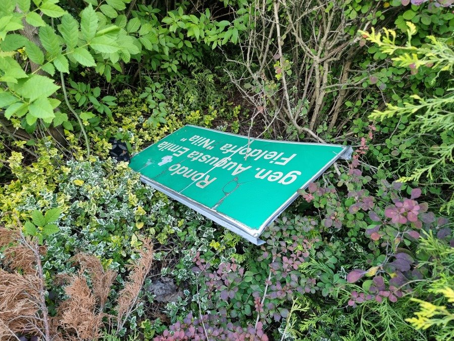 Tablica z imieniem bohatera od miesięcy leży w krzakach. Kiedy zostanie naprawiona? - foto