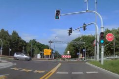 Kompletny brak wyobraźni! Jadą przez skrzyżowanie na czerwonym świetle - film
