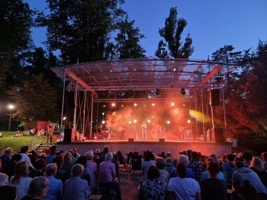 Klimatyczny koncert w Parku Słowackiego. Wszystkie leżaki były zajęte - foto