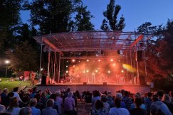 Klimatyczny koncert w Parku Słowackiego. Wszystkie leżaki były zajęte - foto
