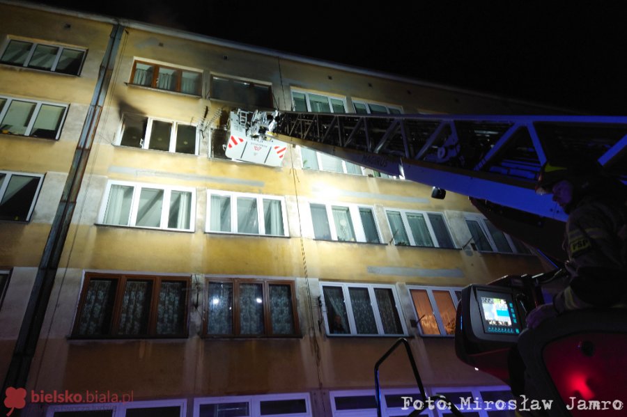 Doszczętnie spłonęło mieszkanie. Pożar na trzecim piętrze był mocno rozwinięty - foto i film