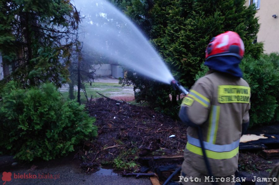 Pożar na terenie zespołu opiekuńczo-wychowawczego. Schłodzono ścianę budynku - foto