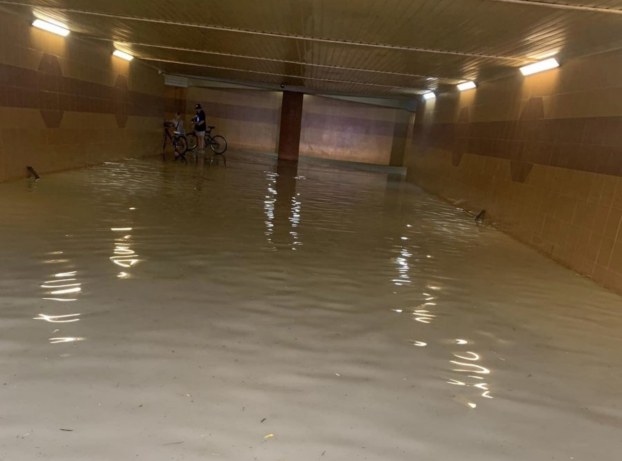 Intensywny opad nad miastem. Kompletnie zalane przejście podziemne - foto