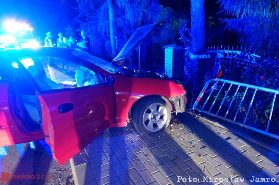 Samochodem skosił barierę. Kierowca nie wychodził z auta - foto