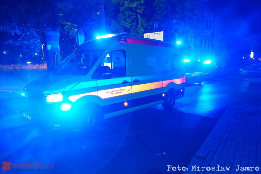 Pięć radiowozów i dwie karetki. Częściowo rozebrana kobieta wzywała pomocy  - foto