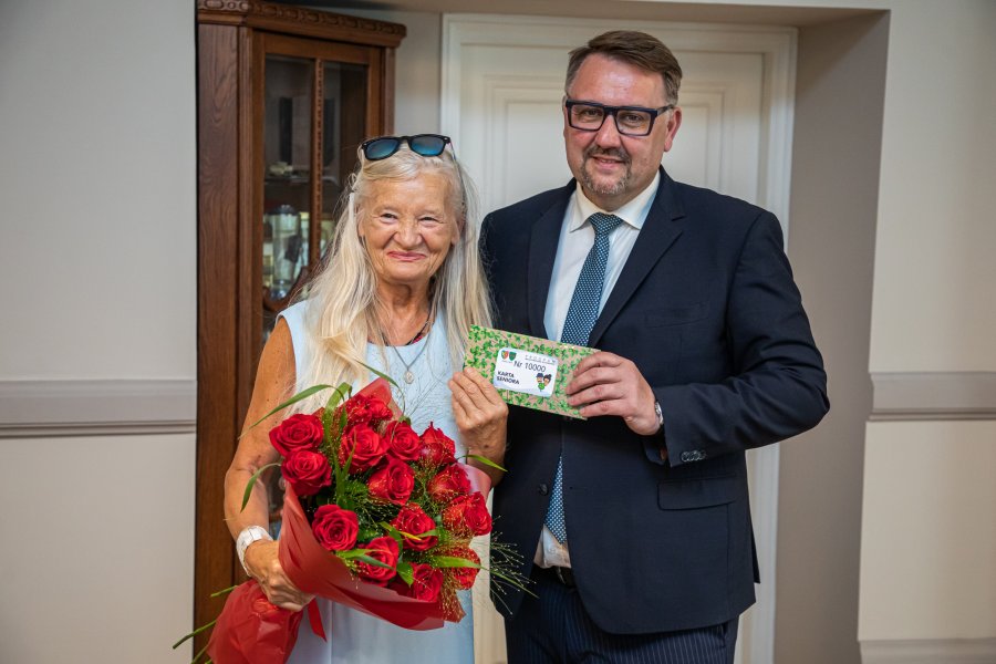 Mieszkańcy otrzymali już 10 tys. kart. Uprawniają do zniżek i preferencyjnych programów