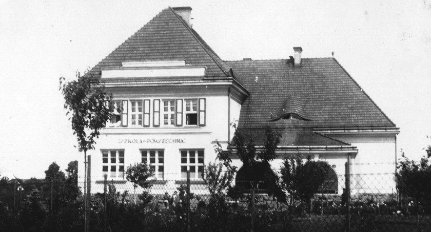 Upamiętnią 100-lecie szkoły. Mieszkańcy zrzucili się na pamiątkową tablicę