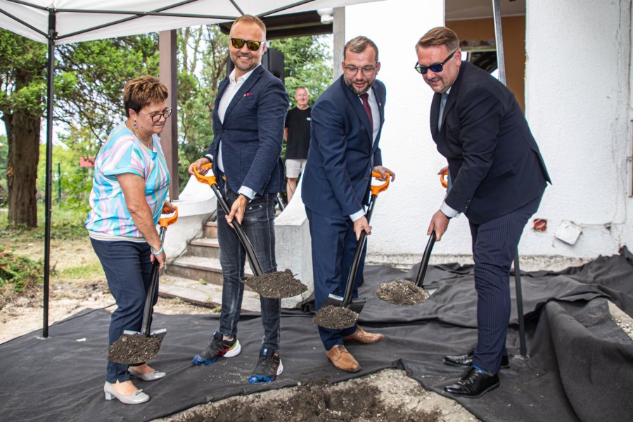 Symbolicznie wbili łopatę. Powstanie inwestycja w stylu beskidzkim WIZUALIZACJA