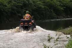 Offroadowiec jeździł po... rzece. Patrol policji nie zdążył przyjechać - foto i film